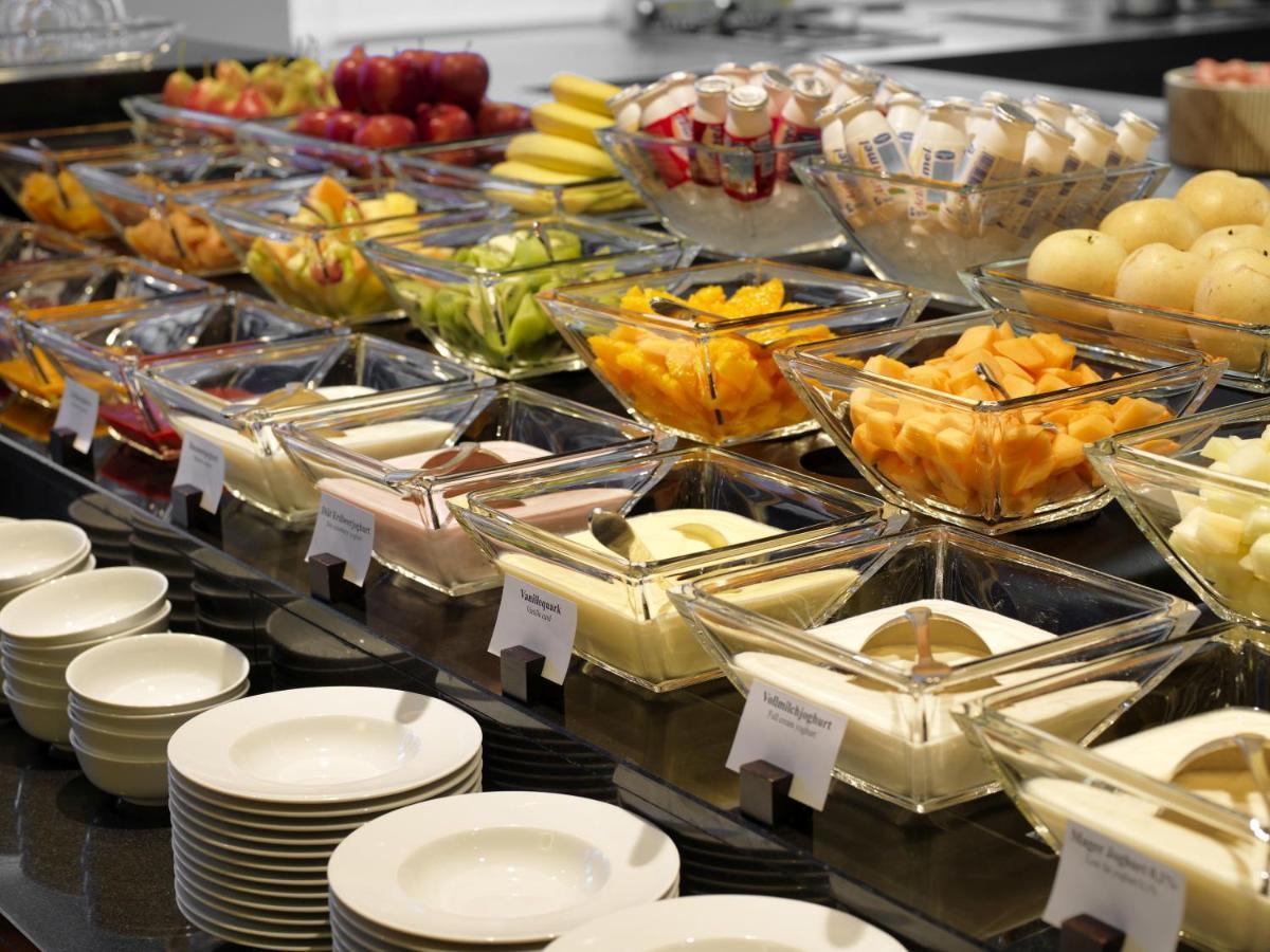 Conrad Hamburg Hotel Екстериор снимка A buffet of fruit and cheese