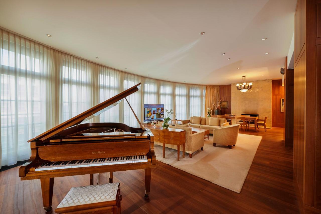 Conrad Hamburg Hotel Екстериор снимка A living room in a suite at the Mandarin Oriental, Munich