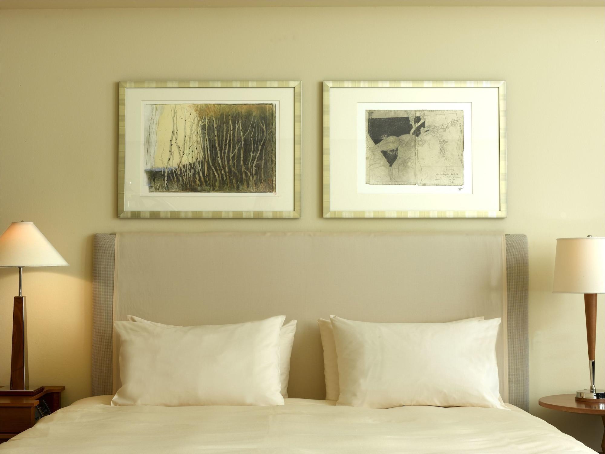 Conrad Hamburg Hotel Екстериор снимка Artwork by Michael Mcintyre