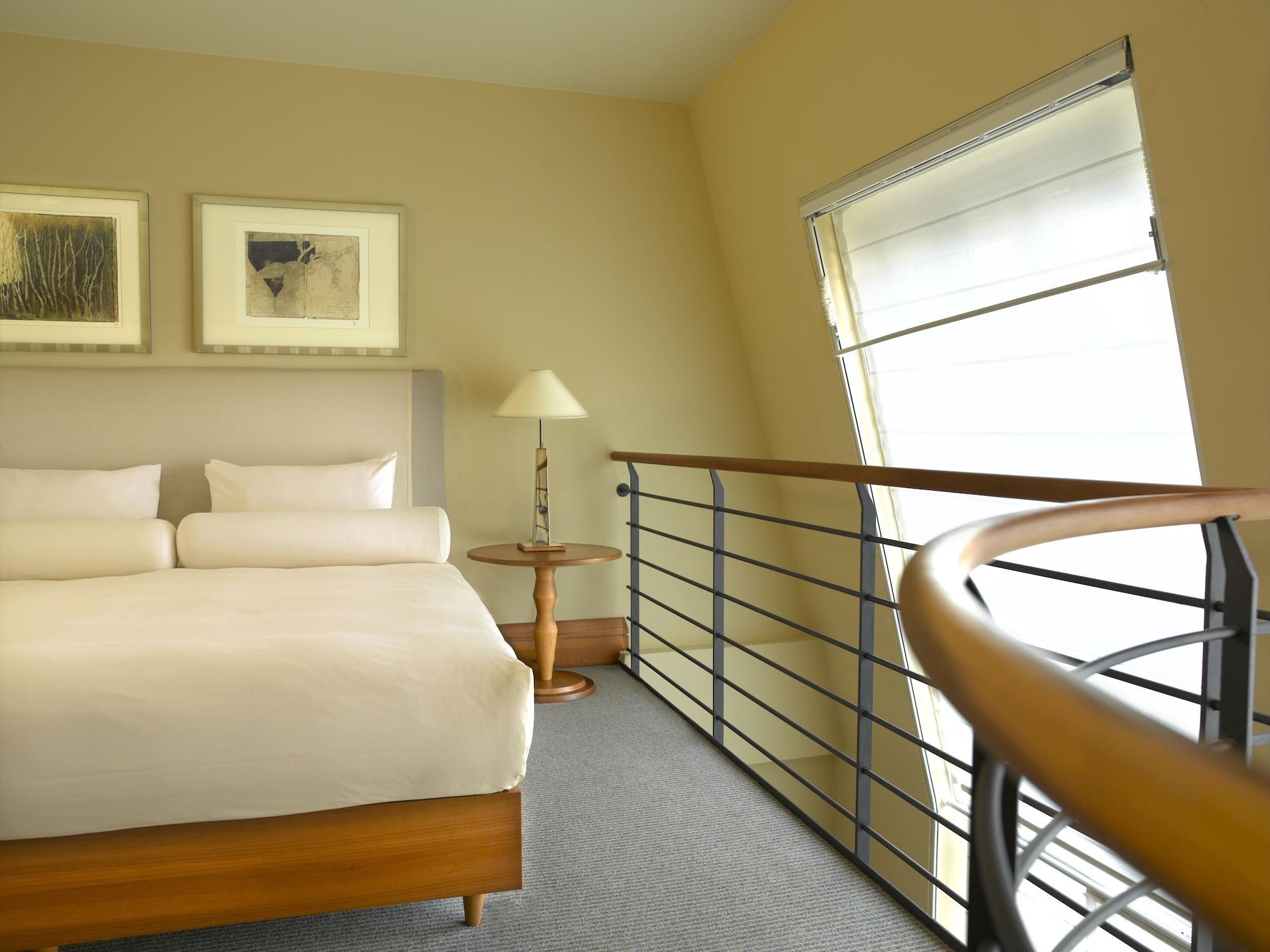 Conrad Hamburg Hotel Екстериор снимка A bedroom at the hotel