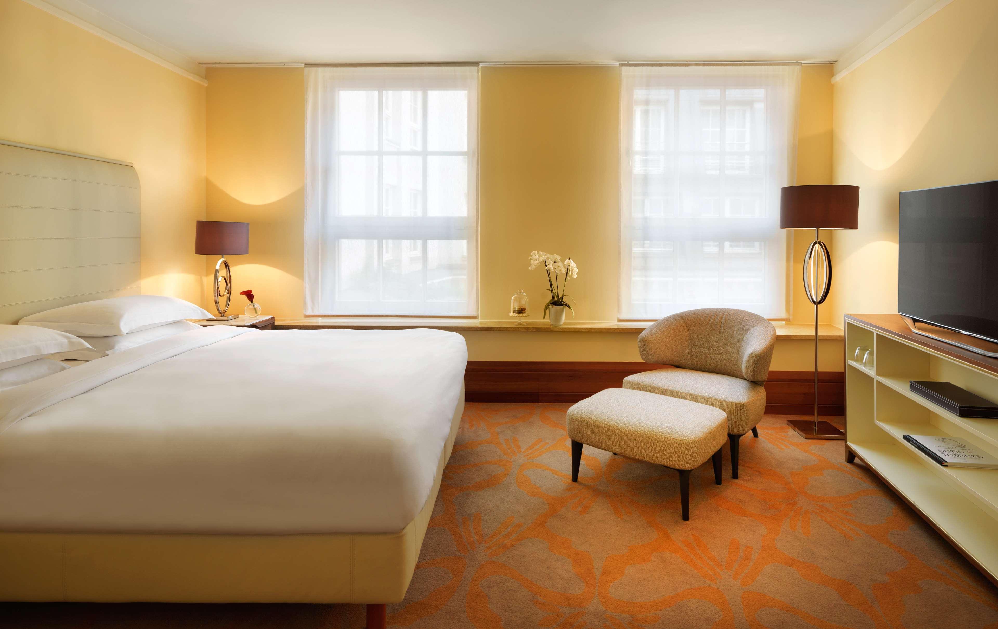 Conrad Hamburg Hotel Екстериор снимка A room at the Mandarin Oriental, London