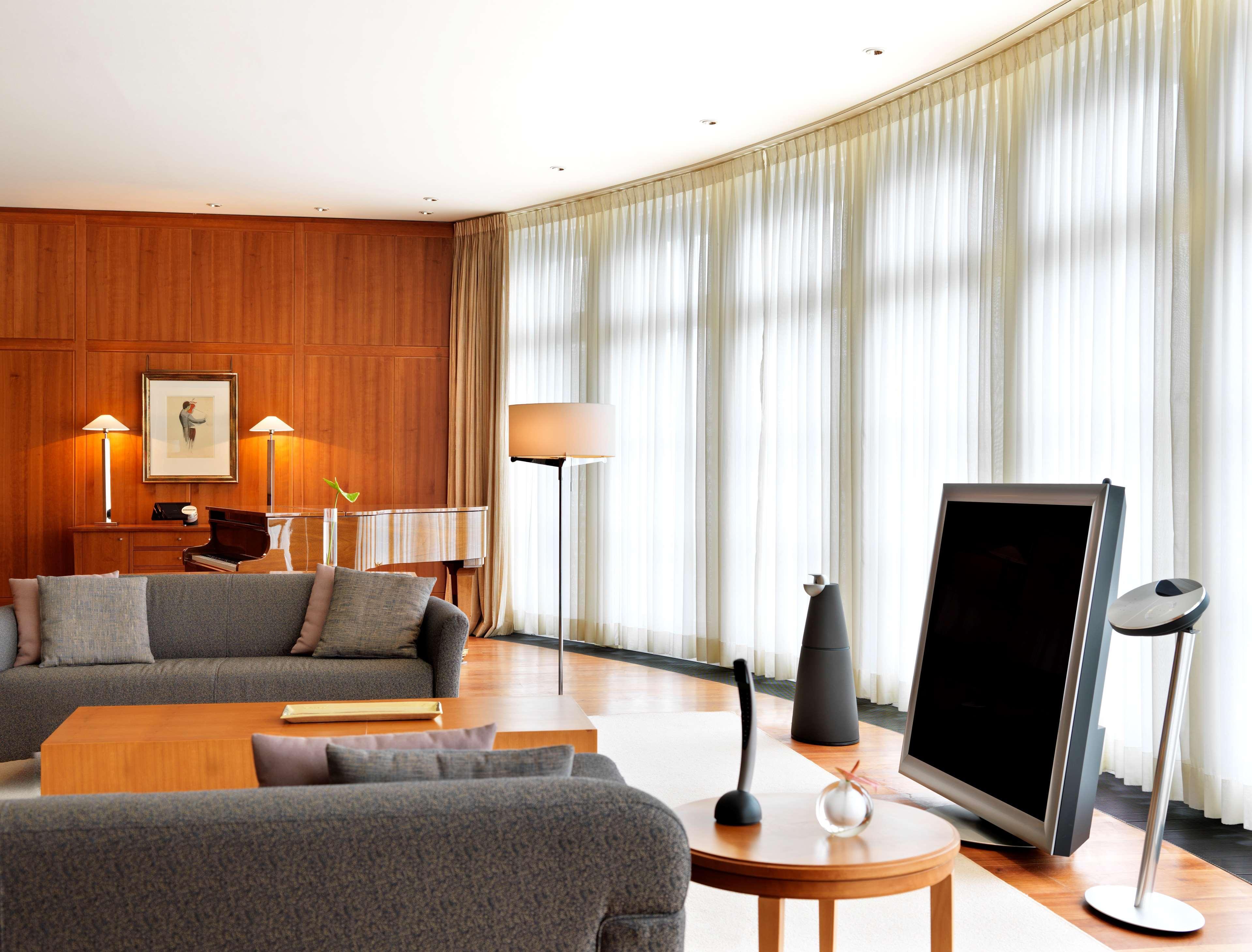 Conrad Hamburg Hotel Стая снимка A living room with a television