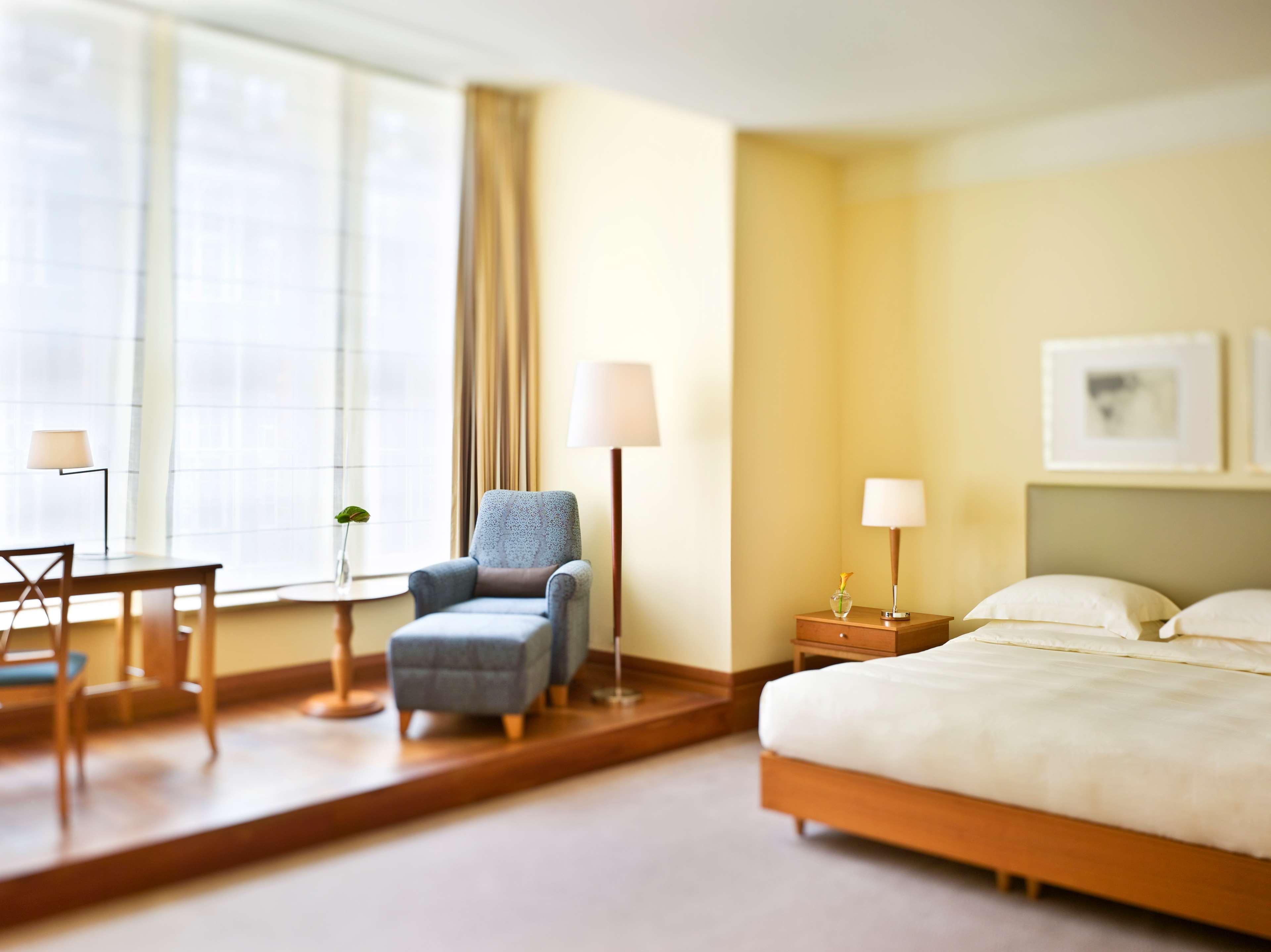 Conrad Hamburg Hotel Екстериор снимка A room at the hotel