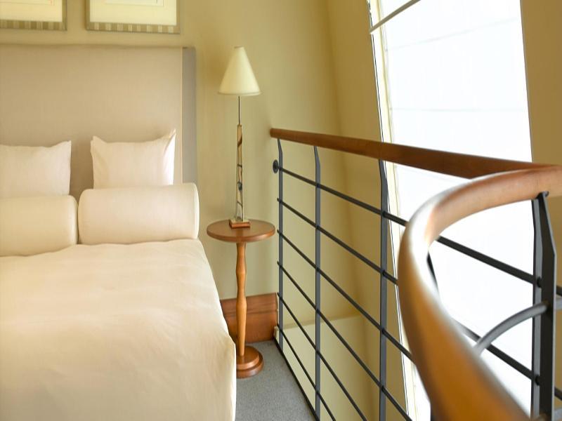 Conrad Hamburg Hotel Екстериор снимка A room at the hotel
